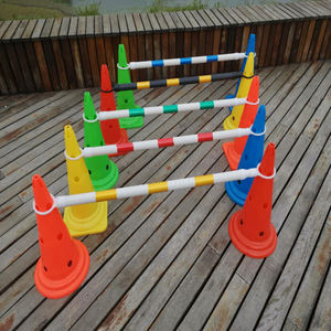 Poteaux d'entraînement rétractables portables et réfléchissants pour la vitesse et l'agilité, fabriqués à Taïwan, pour le football et le basketball, utilisables comme cônes de signalisation et barrières de protection. - Product Image 3