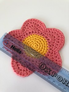 Sous-verres en feutre non tissé faits main avec fleurs au crochet, à coudre, taille personnalisée, dessous de pot en peluche à motif floral, décoration d'intérieur, protection pour tasses et mugs - Product Image 4