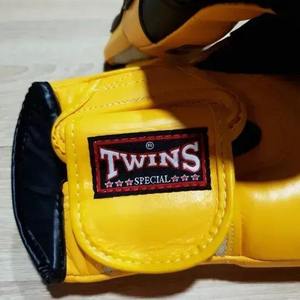 Guantes de Boxeo TWINS de Diseño Nuevo, Negros y Amarillos, con Puño Largo, de Cuero Premium, para Entrenamiento Profesional y Sparring - Product Image 4