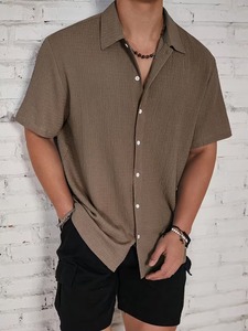 เสื้อเชิ้ตผู้ชายผ้าทอเนื้อสัมผัสพิเศษสำหรับฤดูร้อน แขนสั้น ติดกระดุม คอปกคิวบา สไตล์ลำลอง สำหรับใส่ไปเที่ยวชายหาด แฟชั่น รับผลิตแบบ OEM - Product Image 3