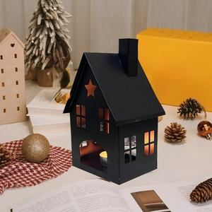 Lanterne en fer noir en forme de cabane, vente en gros, MOQ, porte-bougie pour décoration intérieure et extérieure - Product Image 1