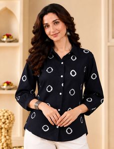 Chemise en coton noir imprimé pour femmes avec motif à pois blancs, manches trois quarts, col boutonné, haut décontracté - Product Image 1