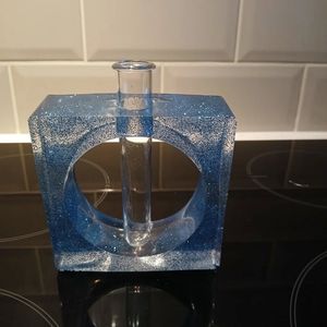 Resin Flower <b>Vase</b> With Durable Finish For Bedroom Shelf Decoration And Floral Arrangement Display - Product Image 1