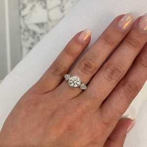 Anillos de compromiso de oro de 14k y 18k con diamantes cultivados en laboratorio, certificados por IGI, con tres piedras laterales en forma de escudo y banda solitaria para mujer. - Product Image 4