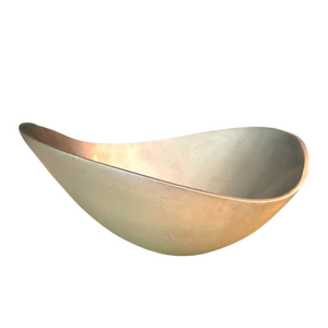 Bol de service en métal fait main au design minimaliste et finition polie pour la présentation des aliments à la maison - Product Image 4