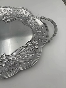 Bandeja Decorativa Ovalada Plateada con Patrón Floral Grabado y Asas Dobles, Diseño Tradicional, Empaque Individual - Product Image 4
