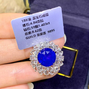 แหวนไพลินสีน้ำเงินรอยัลธรรมชาติ 4.84 กะรัต ประดับเพชร 59 เม็ด ทอง 18K รับรองโดย GUILD แหวนเพชรหรูหราทรงฮาโลสำหรับผู้หญิง - Product Image 3