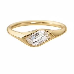 Anillo de compromiso solitario curvo de oro macizo de 18 quilates con diamante de corte llama cultivado en laboratorio y engaste de bisel, joyería fina para mujer, uso diario - Product Image 1