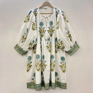 เดรสสั้นคอวี แขนสามส่วน ผ้าฝ้ายพิมพ์ลายดอกไม้แบบแฮนด์บล็อก เป็นมิตรต่อสิ่งแวดล้อม แต่งระบายลูกไม้ทำมือ สไตล์โบฮีเมียน เหมาะสำหรับใส่ไปทำงาน รุ่น Kyra - Product Image 1