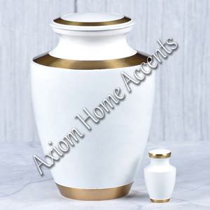 Urna de cenizas de latón clásica con elegancia atemporal Contenedor conmemorativo seguro y duradero de Axiom Home Accents - Product Image 1