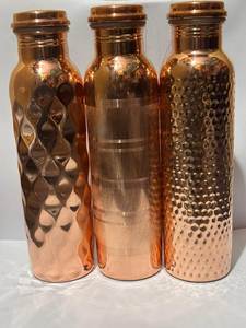 Botella de cobre diseñada para mantener la calidad con el uso prolongado, lo que proporciona una hidratación constante sin necesidad de reemplazos frecuentes. - Product Image 4