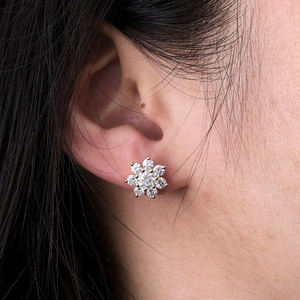 Aretes deslumbrantes de oro macizo con diamantes redondos brillantes cultivados en laboratorio, diseñados para mujeres que buscan joyas de alta moda radiantes. - Product Image 3