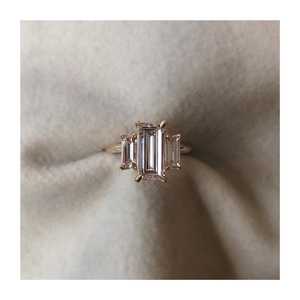 Bague de fiançailles en or massif 14 carats avec 3 diamants taille baguette, 2,10 carats, certifiée IGI, cultivée en laboratoire, style Art Déco moderne, pour femme, vente en gros - Product Image 4