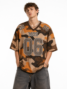 เสื้อครอปท็อปสไตล์สปอร์ต ลายพราง ยูนิเซ็กซ์ ตกแต่งด้วยตัวอักษรประดับเพชรแบบกำหนดเอง สไตล์เสื้ออเมริกันฟุตบอล  สั่งผลิตได้จำนวนน้อย  เสื้อสตรีทวิบวับ - Product Image 3