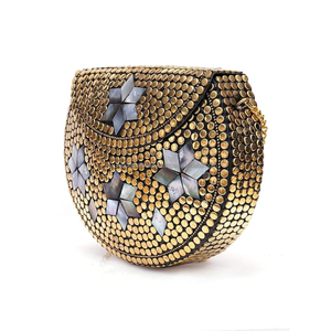 Sac en mosaïque en laiton doré fait à la main avec motif incrusté d'étoiles et sac à main en métal design avec sangle en chaîne pour femme - Product Image 1
