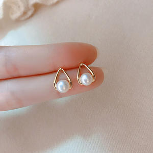 Pendientes de Perlas de Agua Dulce Naturales de Alta Gama de 6-7 mm, Diseño Geométrico con Estilo Lujoso, Moda Fresca y Elegante - Product Image 3