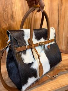 กระเป๋าถือหนังวัวแท้พร้อมหูหิ้วหนังและสายสะพายไหล่ - Product Image 3
