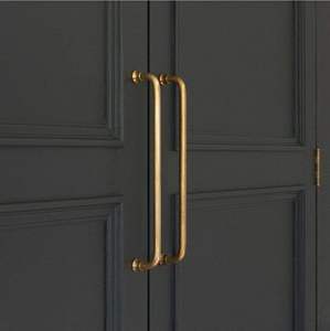 Poignée en laiton artisanale conçue pour les intérieurs résidentiels et commerciaux, alliant durabilité et élégance décorative. - Product Image 6