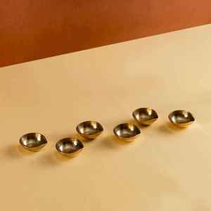 Elegante Lámpara Diya de Latón, Lámpara India Tradicional para Decoración del Hogar, Diya de Latón Hecha a Mano, un Símbolo de Luz y Prosperidad - Product Image 3