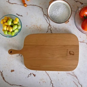 Planche à découper et à hacher en bois naturel écologique REHMAN CRAFT avec poignée intégrée et trou de suspension - Product Image 1
