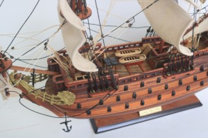 Modelo de Barco Histórico SAN FELIPE Pequeño, Hecho a Mano en Madera, Arte Folclórico Español, Pulido y Pintado, 40 cm, para Regalo o Decoración de Mesa - Product Image 2