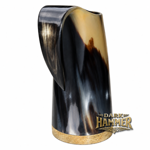 Mug en corne naturelle avec base en bois, design loup, fait main, style nordique viking, vaisselle rustique médiévale - Product Image 2