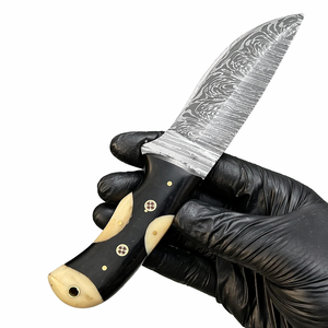 มีดทำมือสำหรับล่าสัตว์และแล่เนื้อ เหล็กดามัสกัส ใบมีดตรง ด้ามทำจากเขาสัตว์และกระดูก พร้อมปลอกหนัง รับผลิตตามแบบ ODM คุณภาพระดับอุตสาหกรรม - Product Image 1