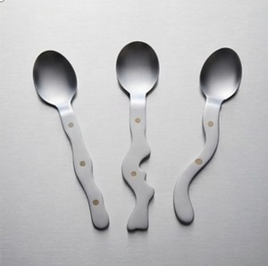 Cuillère à thé en acier inoxydable poli miroir avec long manche, design minimaliste, compatible lave-vaisselle, plaquée argent - Product Image 1
