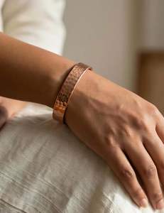 Brazalete Artesanal Moderno de Cobre y Latón con Alambre Trenzado en Relieve para Hombres y Mujeres, Pulido y Esculpido - Product Image 3