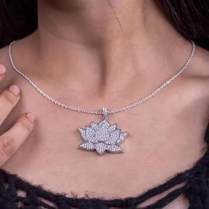 Pendentif Fleur de Lotus Sertie de Moissanite pour Hommes, Plaqué Rhodium, Style Bijoux de Luxe Élégant - Product Image 1