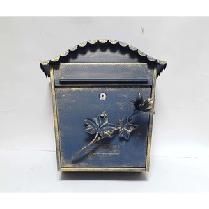 Boîte aux lettres murale artisanale vintage avec motif floral, en métal thermolaqué, accès frontal, décorative, pour extérieur - Product Image 1