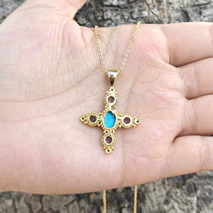 Collar con colgante de cruz de diseño, delicado colgante ovalado de turquesa azul vintage chapado en oro con pequeños detalles de amatista y circonita negra. - Product Image 5