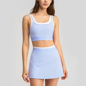 Ensemble de tennis pour femmes : débardeur court ajusté à col en V avec coussinets de poitrine et jupe contrastante à col en V avec short intégré – Idéal pour le golf - Product Image 2