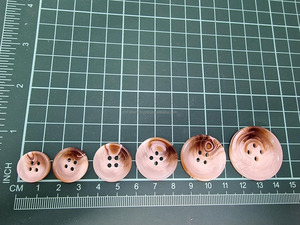 กระดุมเรซิ่นทรงกลมธรรมชาติ 4 รู สำหรับชุดสูท กางเกงสูท ทำมือ กันน้ำ ทันสมัย กระดุมเย็บผ้าแบบกำหนดเอง สลักโลโก้ตามสั่ง - Product Image 2