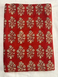 ผ้าฝ้ายพิมพ์ลายดอกไม้สีแดงแบบบล็อกพิมพ์ด้วยมือ ผ้าฝ้ายพิมพ์ลายแบบอินเดียทำมือจากเมืองชัยปุระ ลายเล็กแบบดั้งเดิม - Product Image 3