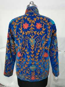 Vêtement d'extérieur bleu roi à motif floral bohème, col mandarin, ouvert sur le devant, fait main, en textile d'Asie centrale, broderie traditionnelle d'inspiration ouzbeque - Product Image 4