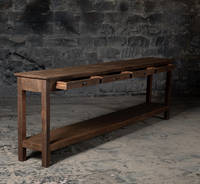 Table console en bois de style farmhouse, idéale pour une décoration rustique, ajoutant du charme et des solutions de rangement fonctionnelles.