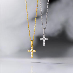 Collier ras du cou simple en argent sterling 925 plaqué or 18 carats avec pendentif croix courte religieuse Jésus pour femme - Product Image 4