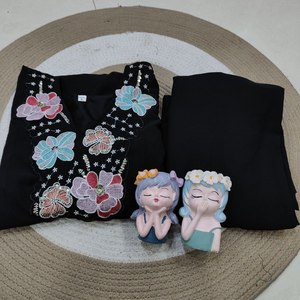 La temporada festiva requiere atuendos que brillen con la misma luminosidad que las celebraciones. Con este conjunto festivo de georgette puro, ¡estás listo para la fiesta! - Product Image 6