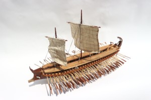 TRIREME - Maqueta de Velero de Madera Hecha a Mano, Personalizada, Antigua, Coleccionable, con Temática Oceánica, Adorno de Mesa Independiente, Pieza de Arte de Gia Nhien Co. - Product Image 3