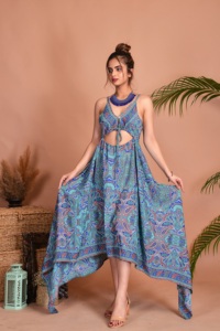 Robe longue d'été bohème en soie à imprimé floral, coupe trapèze asymétrique en crêpe, confortable pour la plage et les soirées en station balnéaire (vente en gros) - Product Image 5