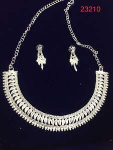 MOLL JEWELLERS - Conjunto de Collar y Pendientes Florales de Aleación de Zinc Chapado en Oro de 24K con Circonitas, Regalo de Compromiso o Boda para Mujer - Product Image 5