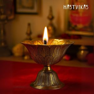 Paire de lampes Diya classiques en laiton avec ornement arrière détaillé, support de lampe à huile multi-mèches pour Puja, décoration de temple et aménagement festif - Product Image 6