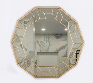 Miroir mural en laiton irrégulier moderne avec bordure géométrique décorative, design artisanal pour salon et chambre à coucher - Product Image 6