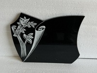 Stèle funéraire sculptée à la main avec gravure en relief, style portugais, en granit noir d'Inde, avec motif floral