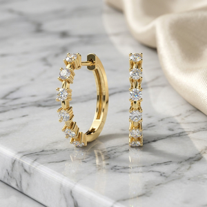 Boucles d'oreilles créoles Huggie plaquées or 10 carats avec diamants de laboratoire de 0,80 carat au total, formes mixtes (rondes et baguette), pour un luxe certifié - Product Image 1