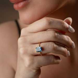 Bague solitaire en tanzanite bleu profond taille émeraude, argent sterling 925 plaqué or 14 carats, bijou moderne et minimaliste - Product Image 4