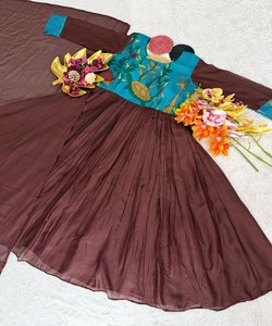 Robe élégante en mousseline de rayonne à manches longues et col rond, avec broderie florale faite à la main, pour toutes les saisons DHANLAXMI - DS31 86756 - Product Image 3