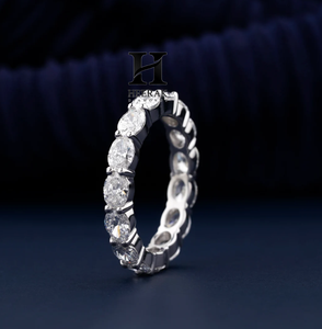Anillo de Eternidad Personalizado de Oro Blanco de 14K/18K con Diamante Cultivado en Laboratorio de Corte Ovalado VVS VS de Alta Calidad con Puntas Compartidas para Mujer - Product Image 4