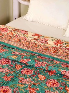 Edredón Bohemio Reversible con Diseño Floral Estampado en Verde Azulado y Crema, Ropa de Cama de Algodón para Uso en Todas las Estaciones - Product Image 1